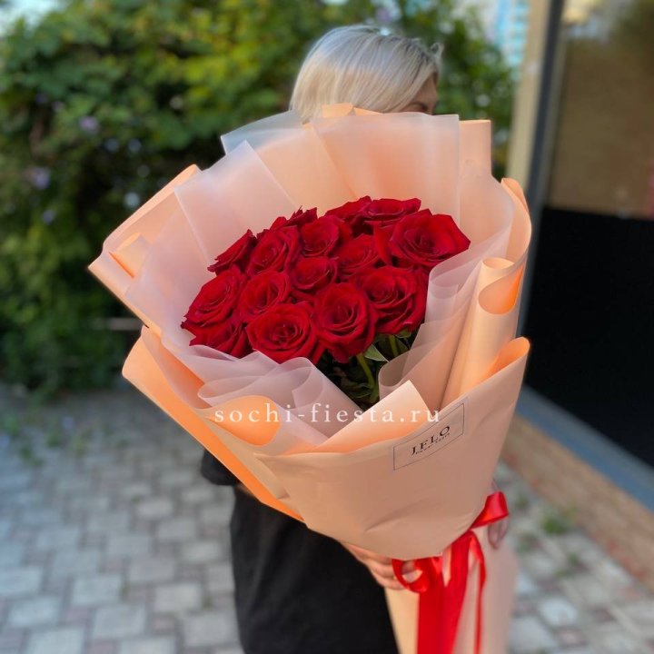 15 голландских роз в оформлении в Воронеже