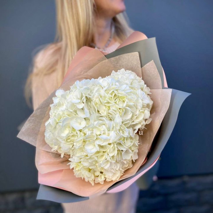 Букет из трёх белых гортензий в Воронеже