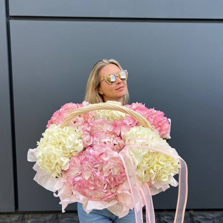 7 гортензий в корзине в Воронеже