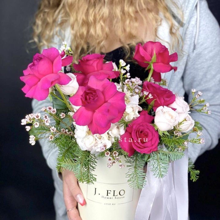 Новогодняя композиция в коробке пинк розе в Воронеже