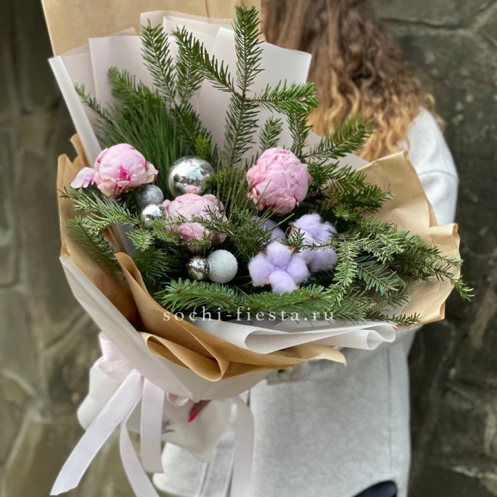 Новогодний букет с пионами  в Воронеже