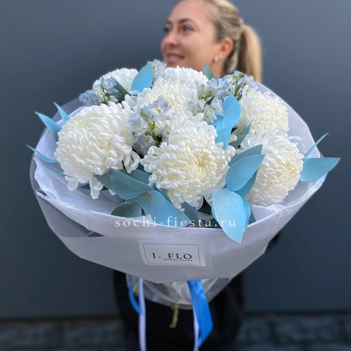 Букет хризантем Бигуди и дельфиниума  в Воронеже