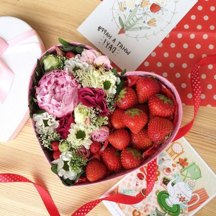 Бокс с клубникой и цветами в Воронеже