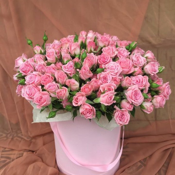 Кустовые розы в коробке в Воронеже