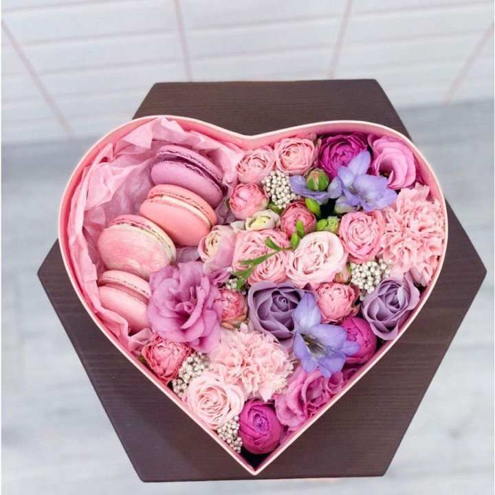 Бокс-сердце с макаронс  в Воронеже