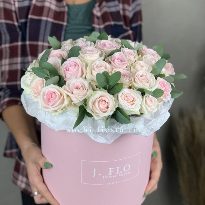 35 розовых роз в цилиндре в Воронеже