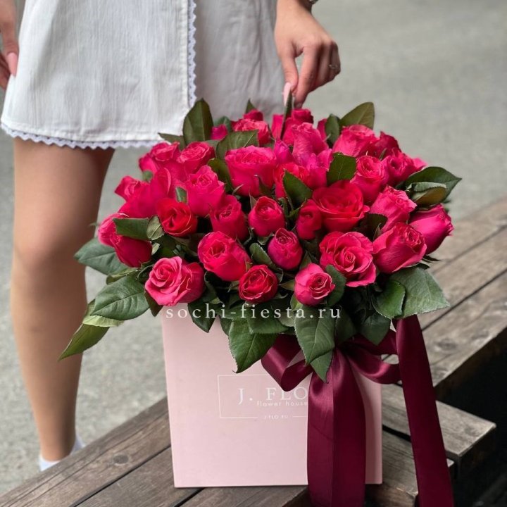 55 алых роз в кубе в Воронеже