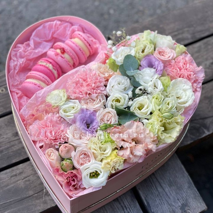Бокс-сердце с макарон "Пинк" в Воронеже