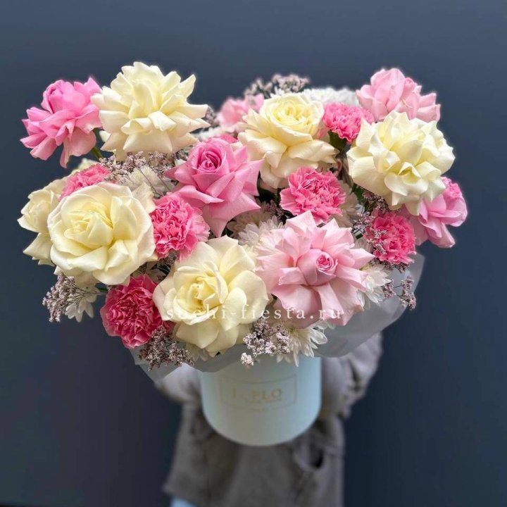 Коробка французских роз и диантусов "Бони" в Воронеже