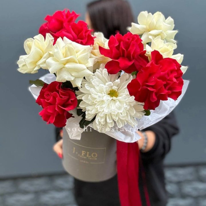 Французские розы с хризантемой в боксе в Воронеже