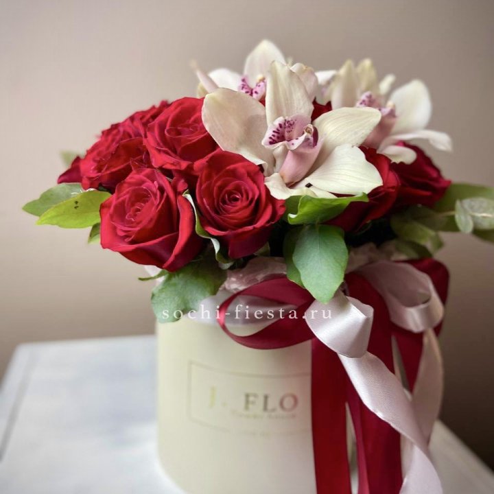 Розы и орхидеи в боксе в Воронеже