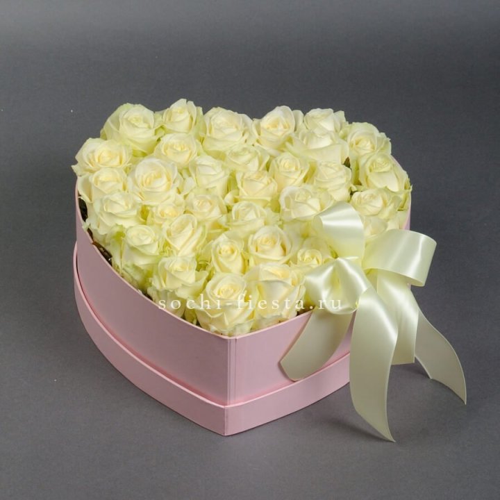 35 белых роз в коробке "Сердце" в Воронеже