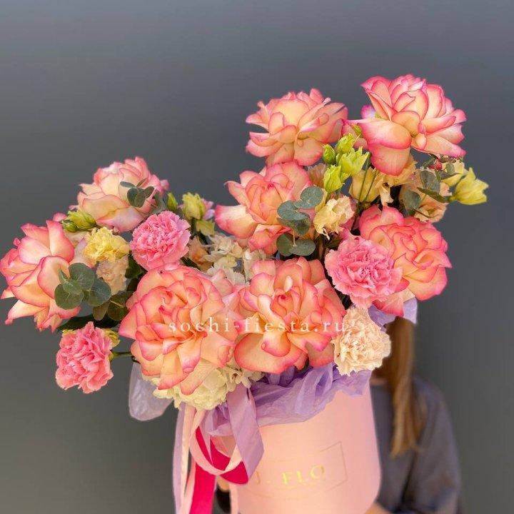 Бокс нежный с розами в Воронеже