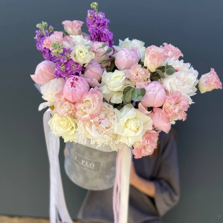 Дизайнерский цилиндр с пионами "Ривьера" в Воронеже