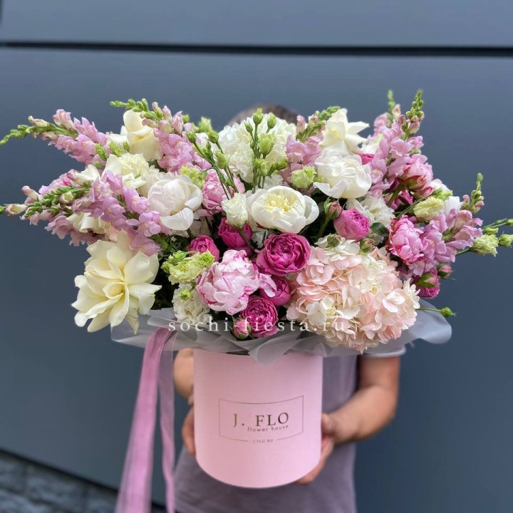 Дизайнерский цилиндр с пионами "Саманта" в Воронеже