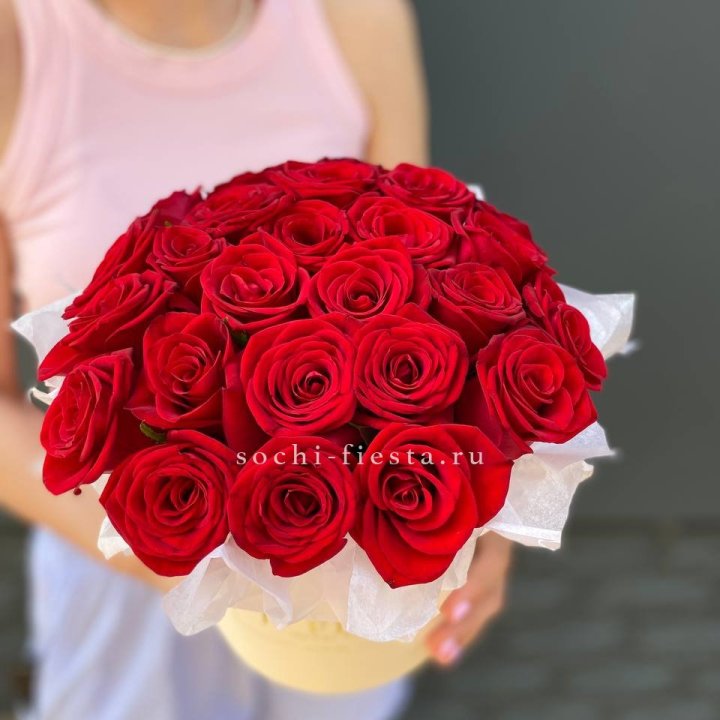 Красные розы в цилиндре в Воронеже