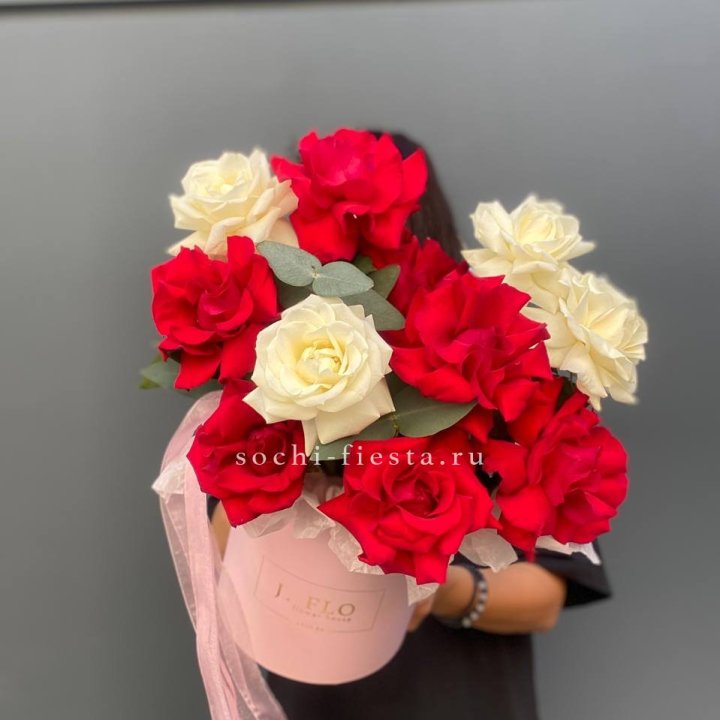 13 Французских роз в боксе в Воронеже