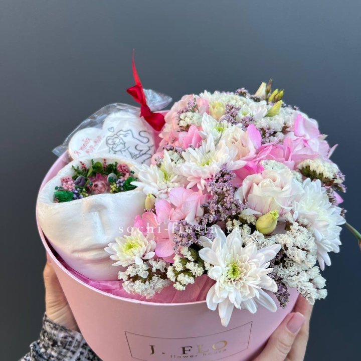 Цветы и свеча в коробке в Воронеже