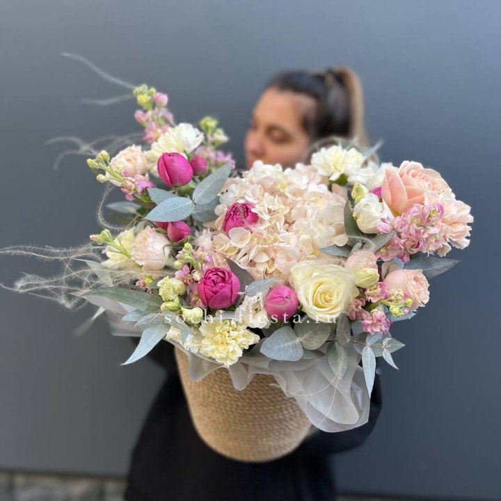 Цветочная композиция в джутовом боксе  в Воронеже