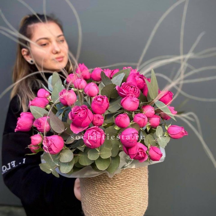 Пионовидные розы Мисти Бабблс в джутовом кашпо в Воронеже