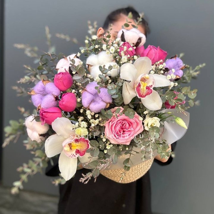 Орхидея и розы в джутовом кашпо в Воронеже