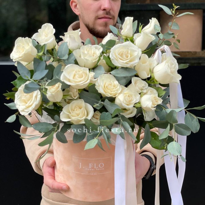 41 белая роз в бархатном боксе в Воронеже