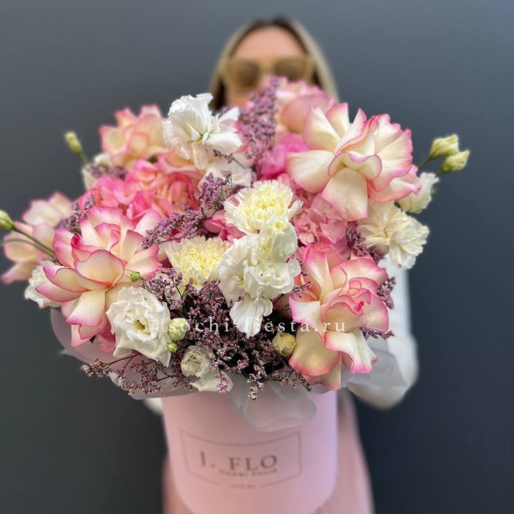 Цветочная композиция "Глория" в боксе в Воронеже