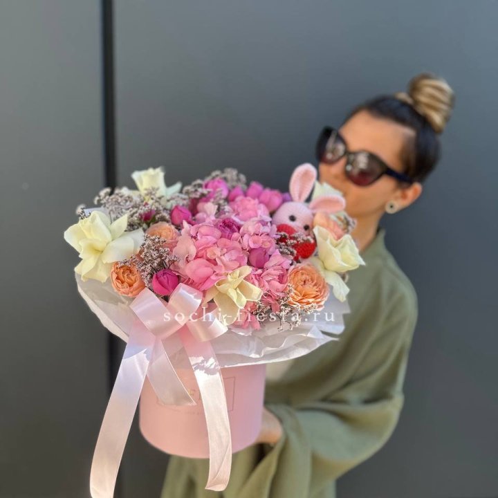 Дизайнерский цилиндр с игрушкой "Лола" в Воронеже