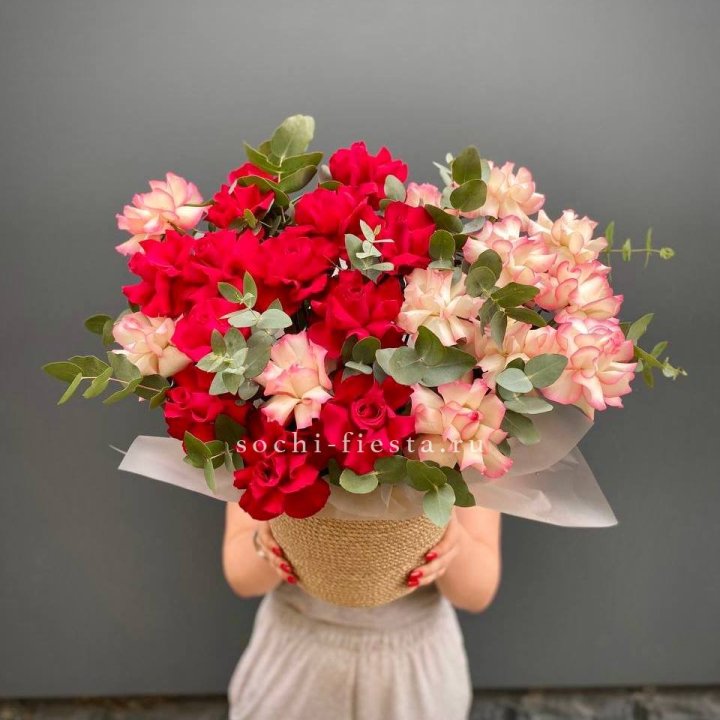 25 Французских роз в джутовом кашпо  в Воронеже