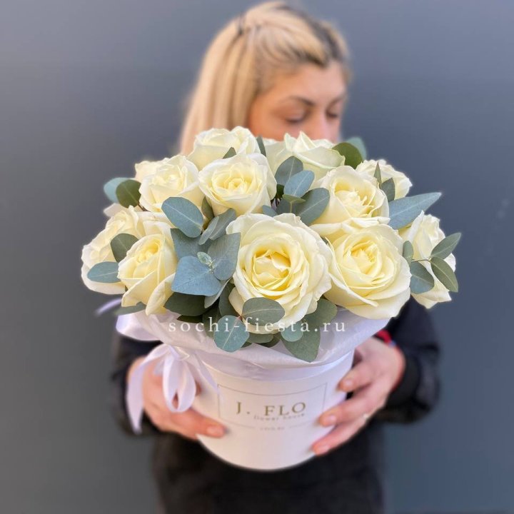 15 белых роз в боксе в Воронеже