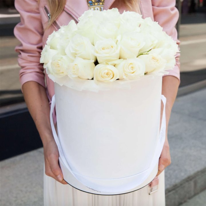 35 белых роз в цилиндре в Воронеже