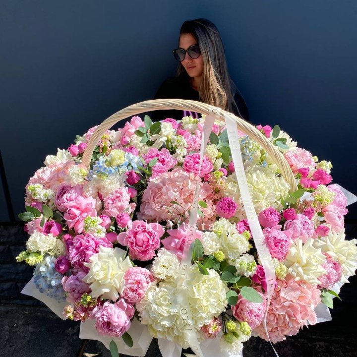 Цветочная корзина из пионов и пионовидных роз "Перфекте" в Воронеже