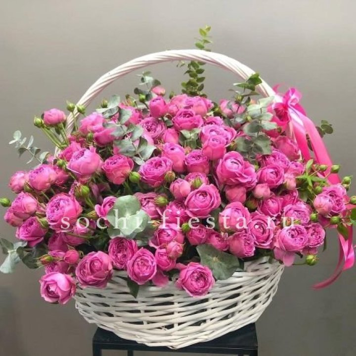 65 пионовидных кустовых роз в корзине в Воронеже