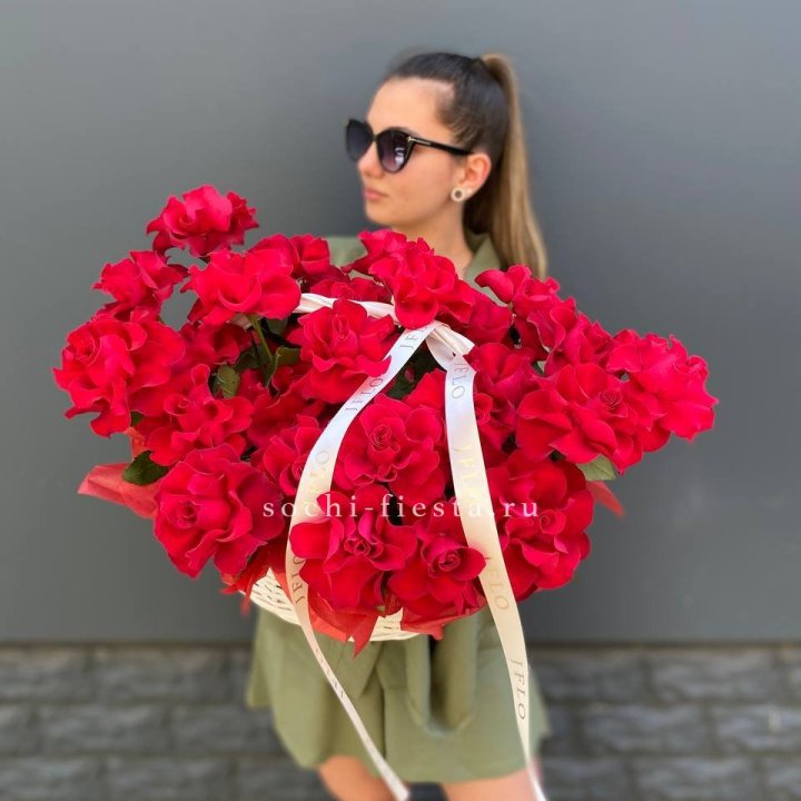 Красные французские розы в корзине в Воронеже