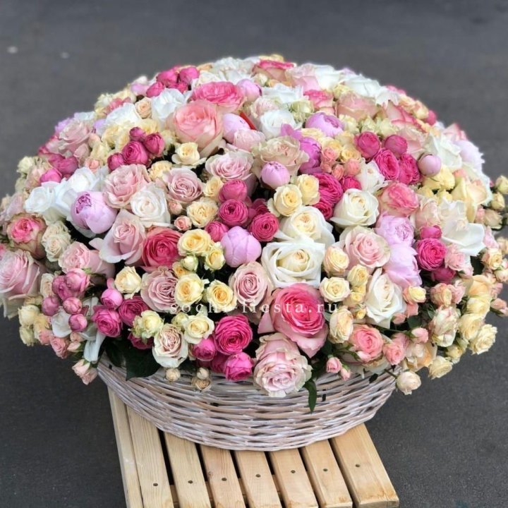 Цветочная корзина из пионов и пионовидных роз "Юниверсити" в Воронеже
