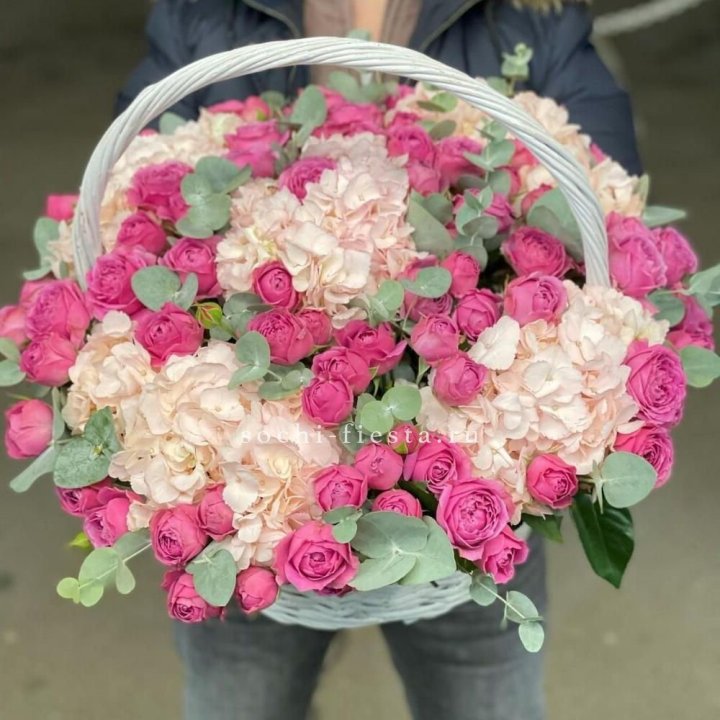 Корзина с гортензией и Мисти Баблс в Воронеже