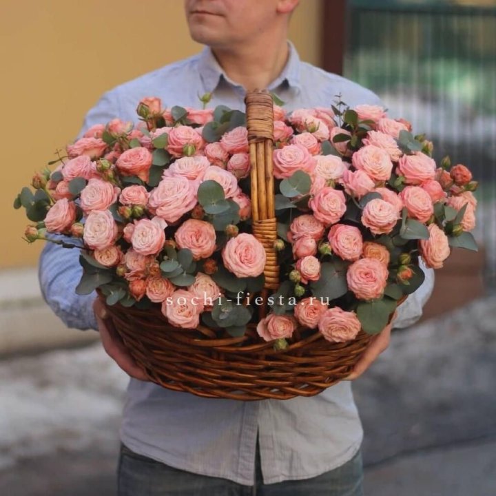 Корзина из 101 пионовидной розы в Воронеже