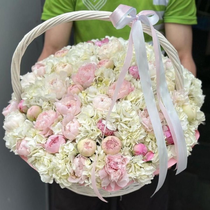 Премиум корзина гортензий и пионов в Воронеже