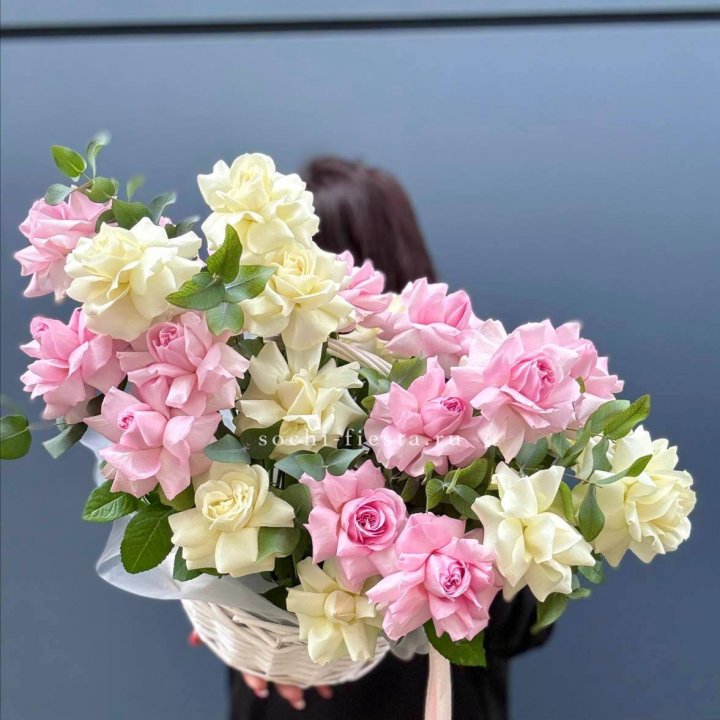 25 Французских роз в корзине в Воронеже