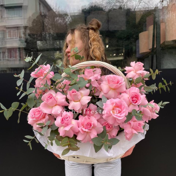 25 роз в цветочной корзине  в Воронеже