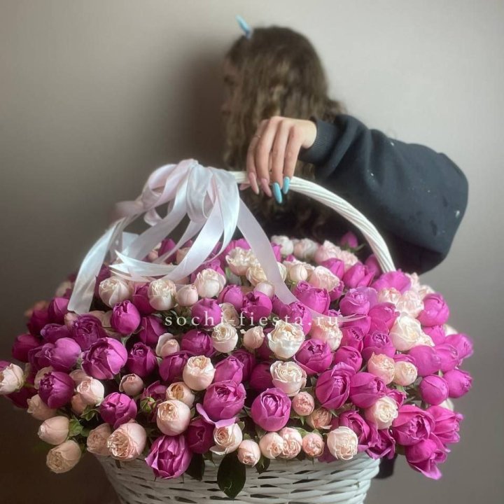 Премиум корзина пионовидных кустовых роз в Воронеже