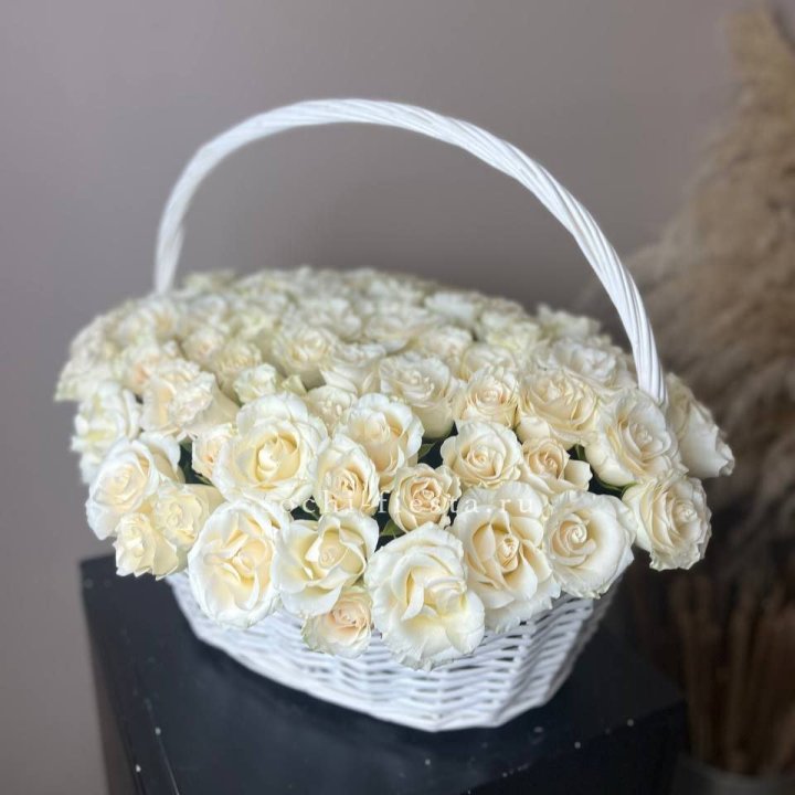 101 белая роза в корзине в Воронеже
