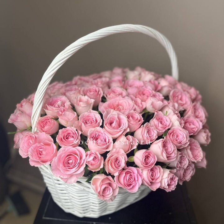 101 розовая роза в корзине в Воронеже