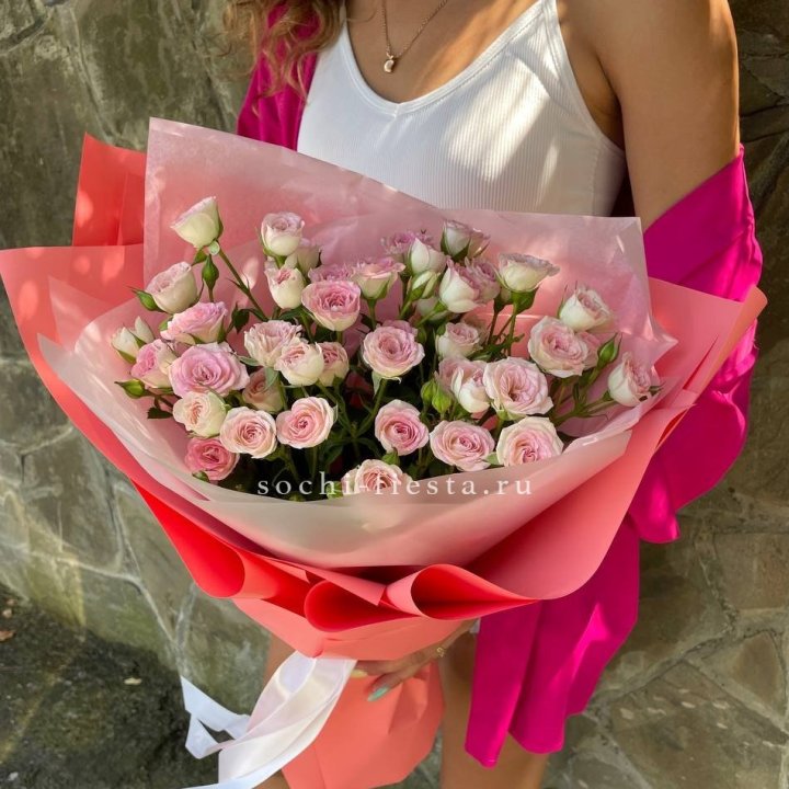 Розовые кустовые розы в Воронеже