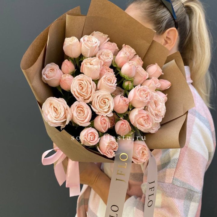 Кустовые розы Бомбастик в крафте в Воронеже