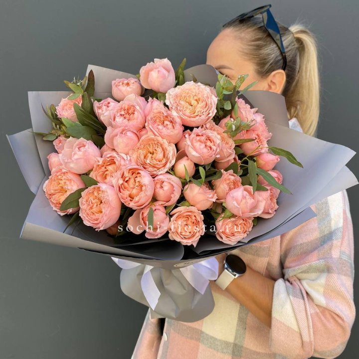 Букет с пионовидными розами "Пивайн" в Воронеже