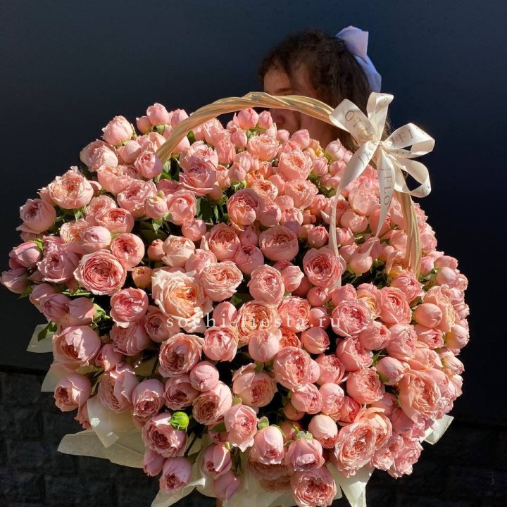 Корзина из пионовидных роз в Воронеже