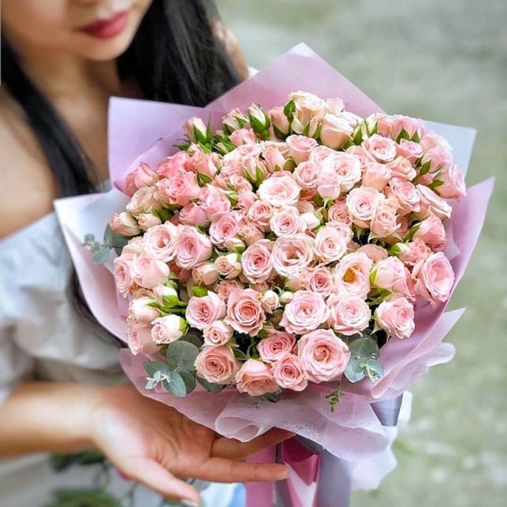 Кустовые розы с эвкалиптом в Воронеже