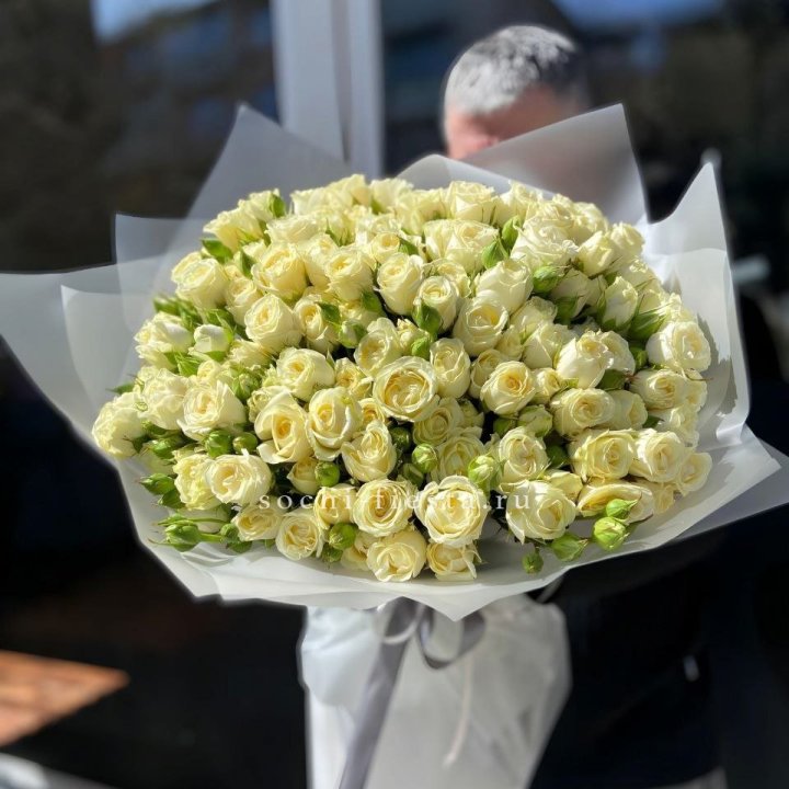 Белые кустовые розы 31 шт в Воронеже