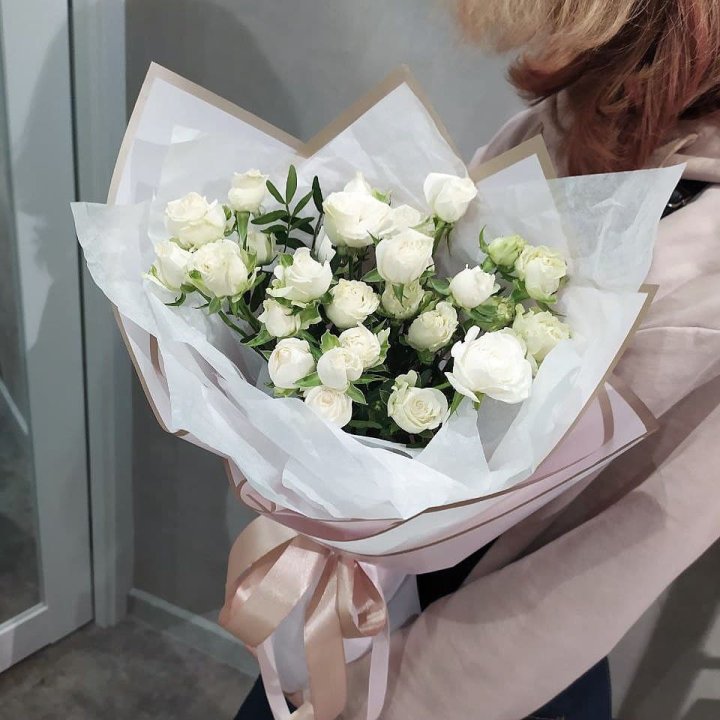 Белоснежные кустовые розы в Воронеже